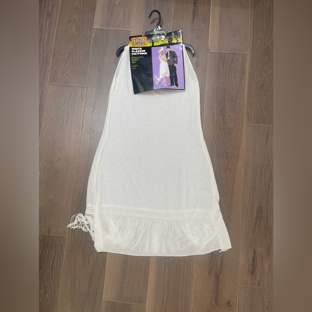 Totally ghoul retro white flapper costume. NWT small